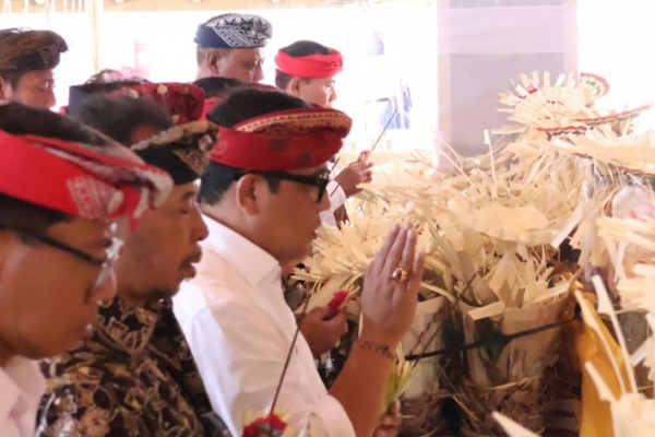 Bupati Sanjaya Apresiasi Ngaben Bersama Adat Mojan, Jaga Tradisi Leluhur 
