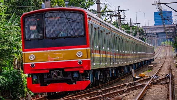 KRL Rangkasbitung Over kapasitas, Sofwan Dedy Minta Kemenhub dan PT KAI Perpendek Headway Jadi 4 Menit