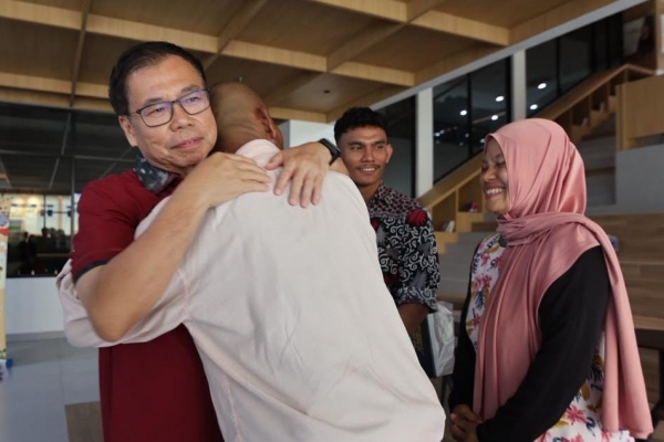 Sebungkus Tape Perantara Doa: Pertemukan Rizal dengan dr. Sofyan Tan