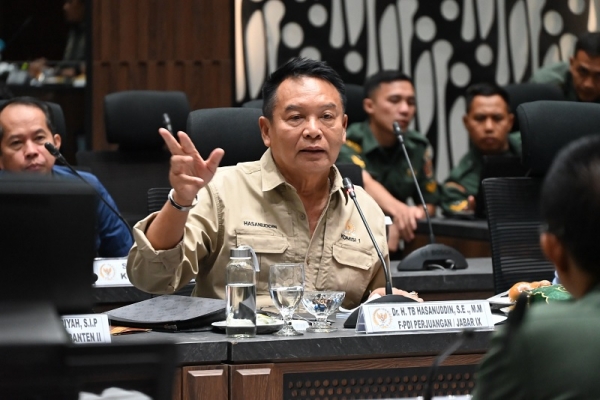 Beli Kendaraan Tempur Bekas, TB Hasanuddin Minta Pemerintah Cermati Biaya dan Keselamatan Amfibi AAV