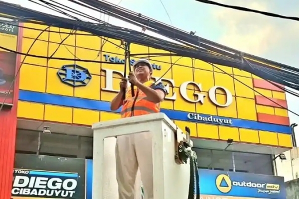 Terjun Langsung, Wali Kota Tri Adhianto Tata Kembali Kabel Optik Semrawut