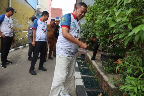 Budidaya Ikan di Saluran Air, Tri Adhianto Puji Kreativitas Warga Perumahan Mandosi 