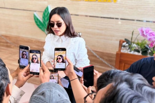 Hari Batik Nasional, Indi Naidha Ajak Generasi Muda Jadikan Batik Fesyen Sehari-hari