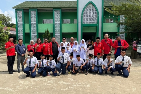 DPD PDI Perjuangan Sumut Salurkan Tali Asih untuk 21 Siswa Terdampak Program MBG di Asahan