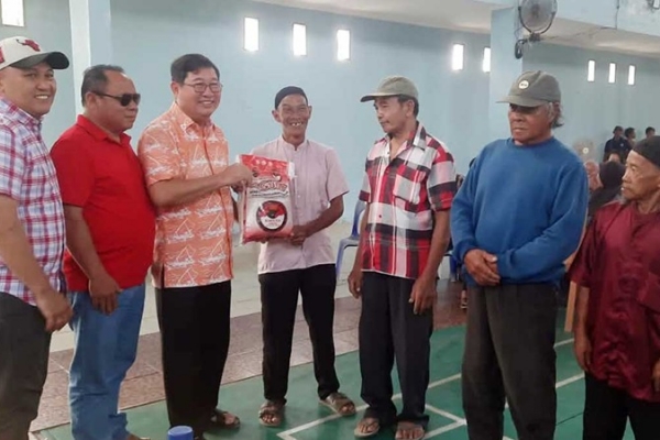 Muten Serahkan Bantuan Ke Nelayan Terdampak Angin Kencang di 7 Kecamatan