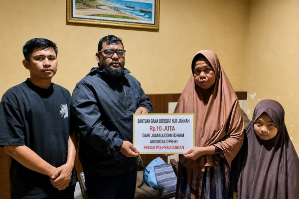 Jamaludin Idham Serahkan Bantuan Rp10 Juta Untuk Pasien Penyintas Tumor