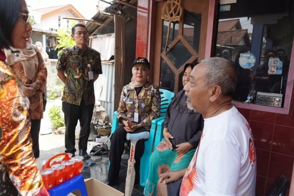 Bupati Tika Serahkan Bantuan Kartu Jateng Ngopeni (KJN) Kepada Warga Rentan