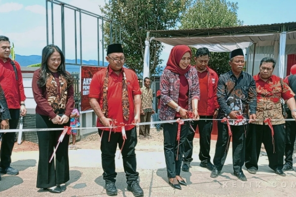 Resmikan Jalan Senilai Rp5,8 Miliar di Cilacap, Kaisar Kiasa Tegaskan Komitmen Layani "Wong Cilik"