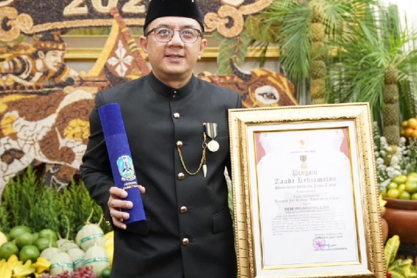 Deni Wicaksono Terima Penghargaan Lencana Emas Jer Basuki Mawa Beya, Tegaskan Komitmen Kerja Nyata untuk Rakyat