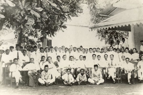 Gedung Bintang Timur 1926: Debat Ideologis di Balik Nama Bahasa Indonesia