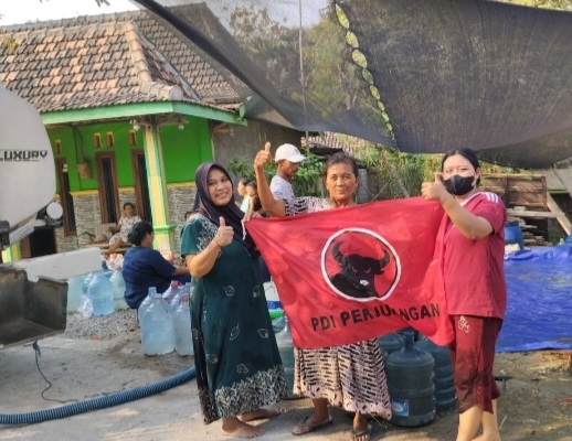 Atasi Dampak Kemarau, DPC PDI Perjuangan Rembang Salurkan 10 Ribu Liter Air Bersih di Bogorame