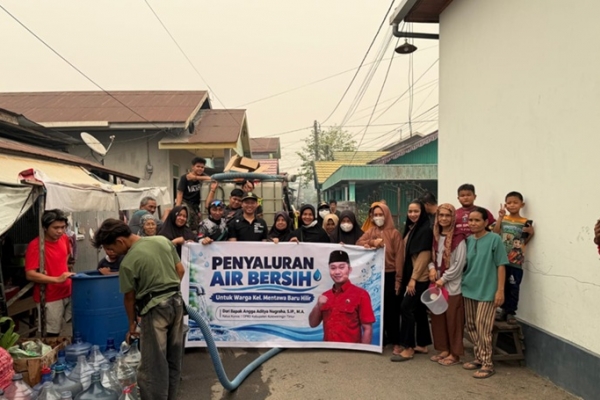 Angga Aditya Nugraha Salurkan Bantuan Air Bersih Bagi Warga Terdampak Intrusi Air Laut 