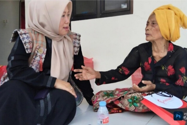 Ansari Salurkan Bantuan Untuk Nenek Suidah, Pengajar Al-Qur'an