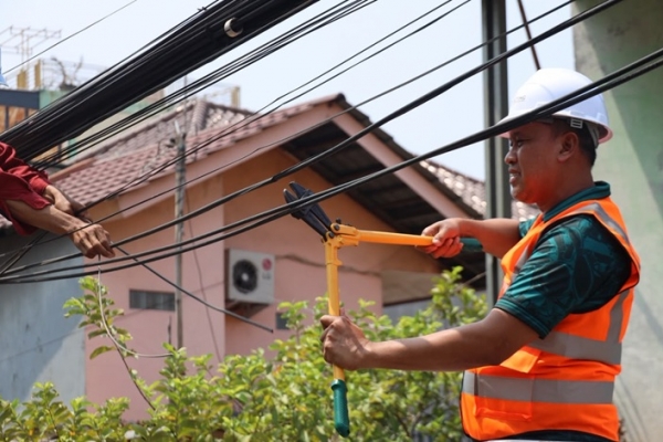 Tri Adhianto Kembali Potong Kabel Udara Semrawut, Kini Giliran Jalan Pangeran Jayakarta