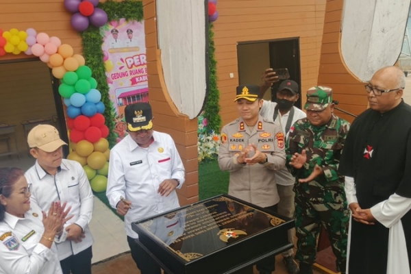 Bupati Asmat Resmikan Gedung Ruang Bermain Ramah Anak di Agats