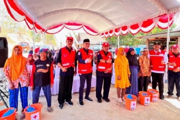 5 Bulan Kekeringan, Budi Kanang Salurkan Air Bersih ke 68 KK di Dusun Kaligede Ngawi