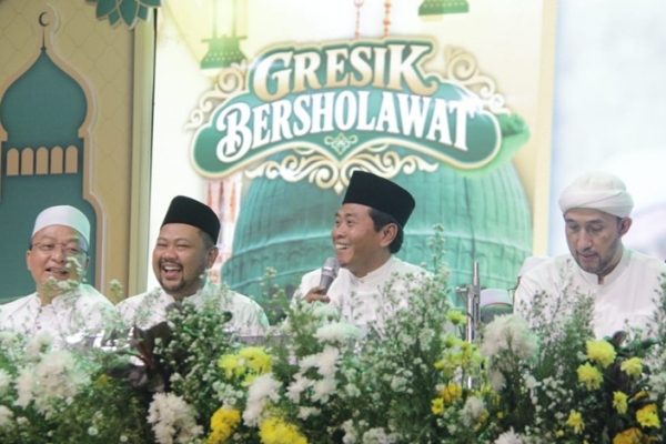 Gresik Bersholawat Dipadati Ribuan Jamaah, Bupati Ajak Masyarakat Perkuat Doa dan Kebersamaan