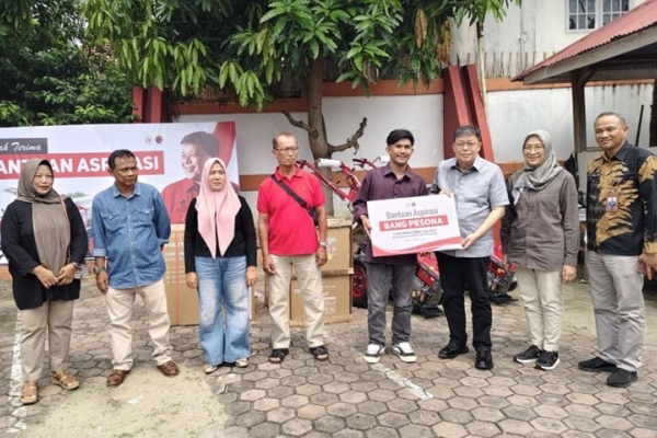 Alex Indra Lukman Salurkan Bantuan Kepada Puluhan Kelompok Tani, Perhutanan Sosial, dan Budidaya Ikan