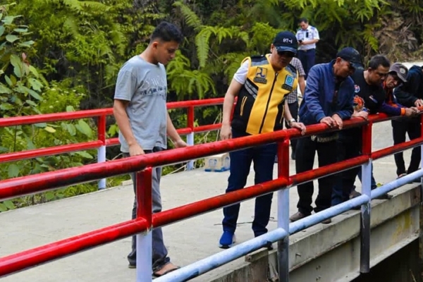Oloan Nababan Tinjau Jembatan Aek Pungga yang Kini Telah Rampung