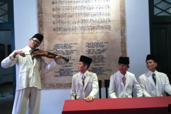 Pukul 23.00 di Kramat 106: Ketika Biola Itu Berbicara Tanpa Suara
