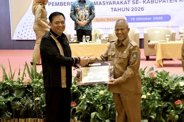 Lasarus Berikan Hadiah Umrah Bagi Qori-Qoriah Kubu Raya Peraih Emas MTQ