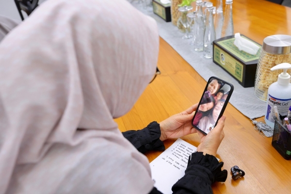 Via Video Call, Bupati Ipuk Semangati Rombongan Penari Gandrung Sewu Korban Kapal Terbakar