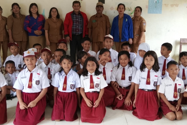 Dengar Curhatan Guru, Pidel Hutahaean Salurkan Bantuan Papan Tulis ke UPTD SDN Maju