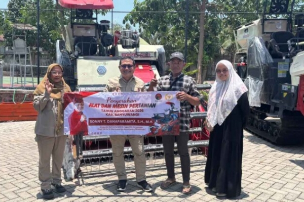 Sony Serahkan Bantuan Alsintan Gratis Kepada 23 Kelompok Tani