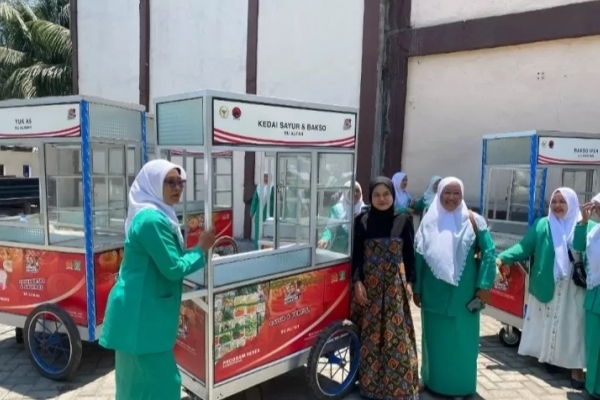 Nila Yani Salurkan 16 Rombong Gratis untuk UMKM Perempuan Fatayat NU Gresik