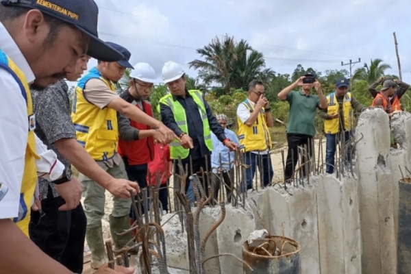 Lasarus Sesalkan Penanganan Longsor di Tebing Sungai Kapuas yang Pakai Anggaran Negara Saat Ini Sudah Hancur
