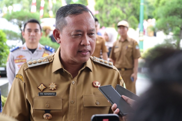 Tri Adhianto Salurkan Peralatan Usaha untuk Dorong Kemandirian UMKM Perempuan di Rawalumbu