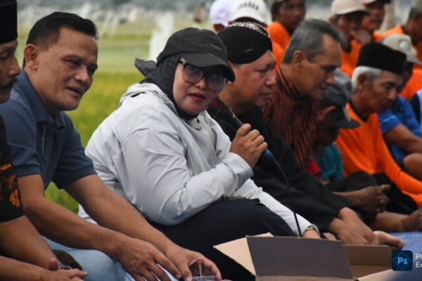 Erma Susanti Salurkan Bantuan Kultivator kepada Kelompok Tani Remaja di Tulungagung