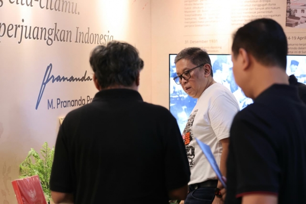 Hasto Tinjau Booth Peserta Merah Muda Fest