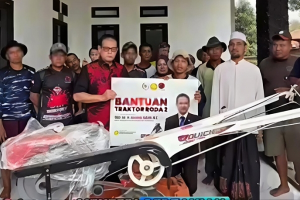 Tekan Ongkos Usaha, Rokhmin Bantu Traktor Roda Dua Kepada Kelompok Tani Desa Gunungsari