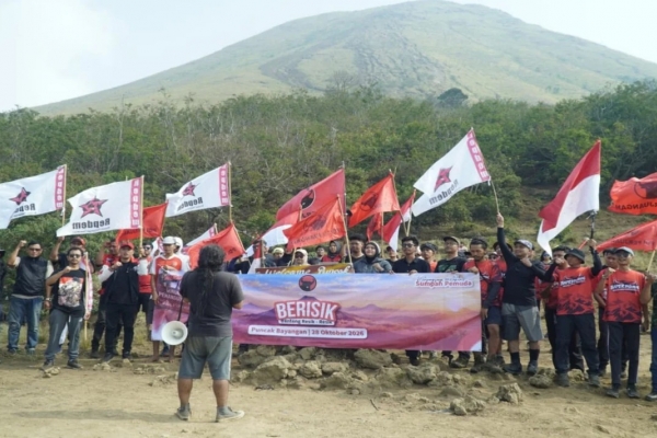 Bukan Cuma Upacara, Repdem Jatim 'Serbu' Gunung Penanggungan Demi Sapu Bersih Sampah!