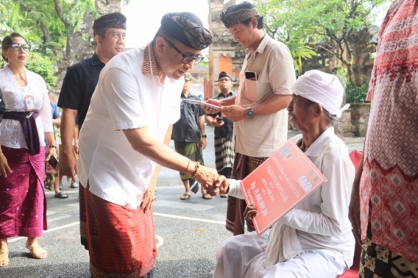 Jaya Negara Serahkan Bansos dan Santunan Rp238,5 Juta Kepada 16 Korban Kebakaran