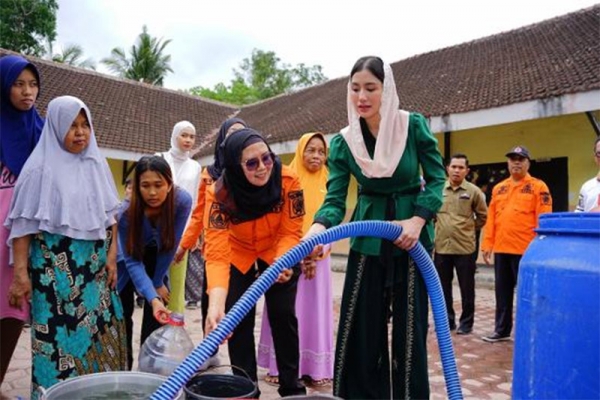 Bantu Warga Hadapi Kekeringan, Novita Hardini Distribusikan 4.000 Liter Air Bersih di Trenggalek