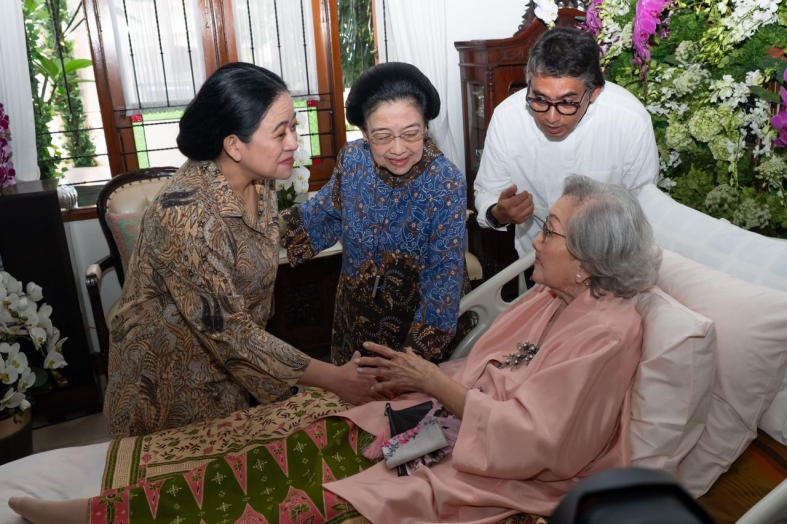 Megawati Berikan Selimut untuk Istri Hoegeng Sebagai Kado Ulang Tahun ke-100