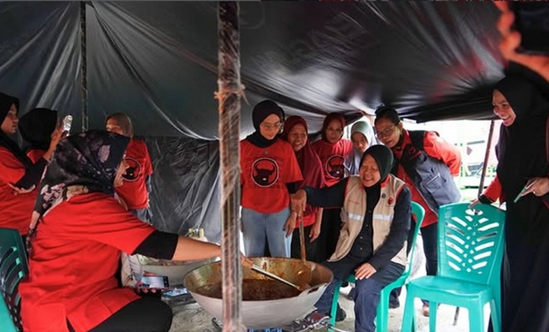 Dari Dapur Umum hingga Sungai yang Meluap: Risma Masak Rendang untuk Korban Bencana Agam