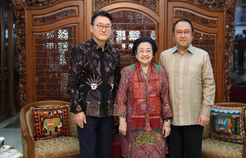 Megawati Soekarnoputri Terima Dubes Korsel dan UEA di Kediamannya