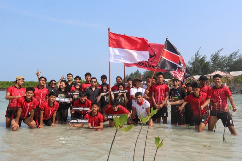 Sambut Soekarno Cup 2026, Skuad Banteng Jakarta FC Turun Ke Laut Tanam Mangrove di Pulau Harapan
