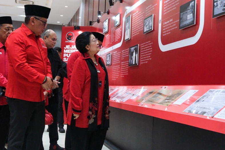 Refleksi Sejarah di HUT Ke-81 RI, Megawati Soekarnoputri Tinjau Pameran "Jejak Merdeka Putra Sang Fajar"