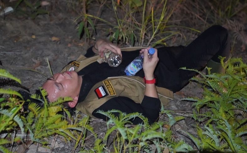 Bupati Fransiskus Diaan Terjun Langsung Padamkan Karhutla di Desa Sekubah