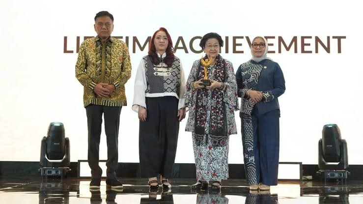 Raih Lifetime Achievement, Megawati Ajak Perempuan Berdaya Tak Hanya Jadi Sosialita