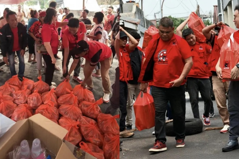 PDI Perjuangan dan Baguna Manado Salurkan Puluhan Paket Sembako untuk Korban Kebakaran