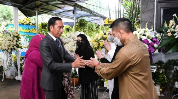 Tiba di Indonesia, Jokowi Langsung Melayat ke Rumah Tjahjo 
