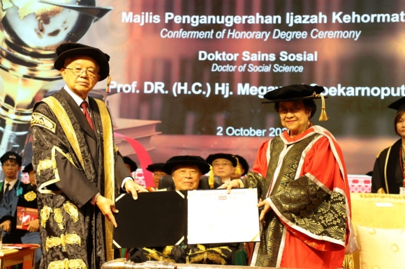 Presiden Ke 5 Megawati Soekarnoputri Terima Gelar Doktor Kehormatan