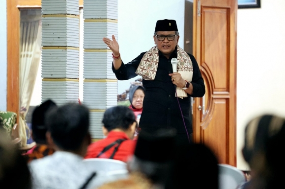 Bersilaturahmi ke Ponpes Darussalam Mekar Agung Madiun, Hasto Mohon Doa Restu untuk Risma-Gus Hans