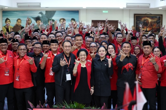 Megawati bersama Kepala Daerah PDI Perjuangan Kompak Pekik Merdeka dan Salam Tiga Jari