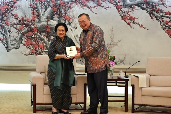 Presiden Xi Jinping Serahkan Buku Tata Kelola Pemerintahan Tiongkok kepada Megawati